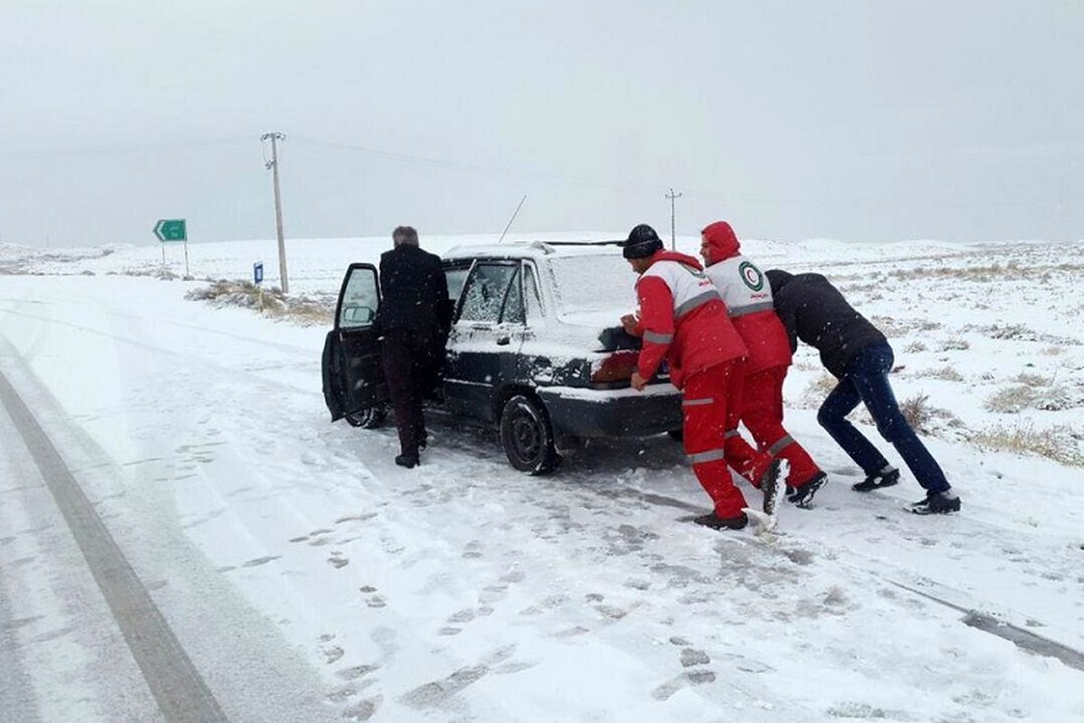 امداد رسانی هلال احمر به ۷۸ خودرو در زنجان