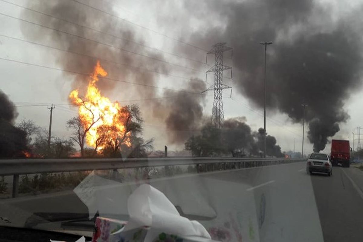 آتش‌سوزی  خط لوله گاز در آزادراه اهواز به ماهشهر / آتش‌سوزی مهار شد