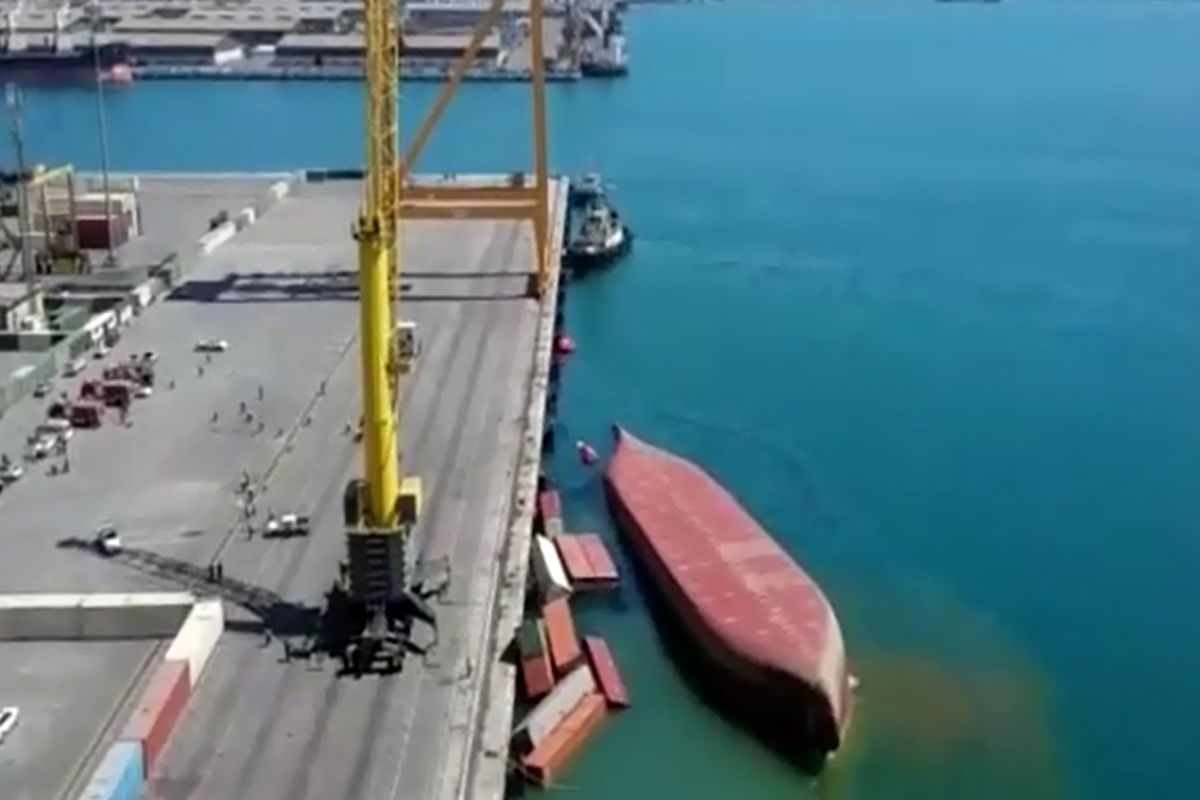صحنه غرق شدن کشتی کانتینری در بندر شهیدرجایی+فیلم
