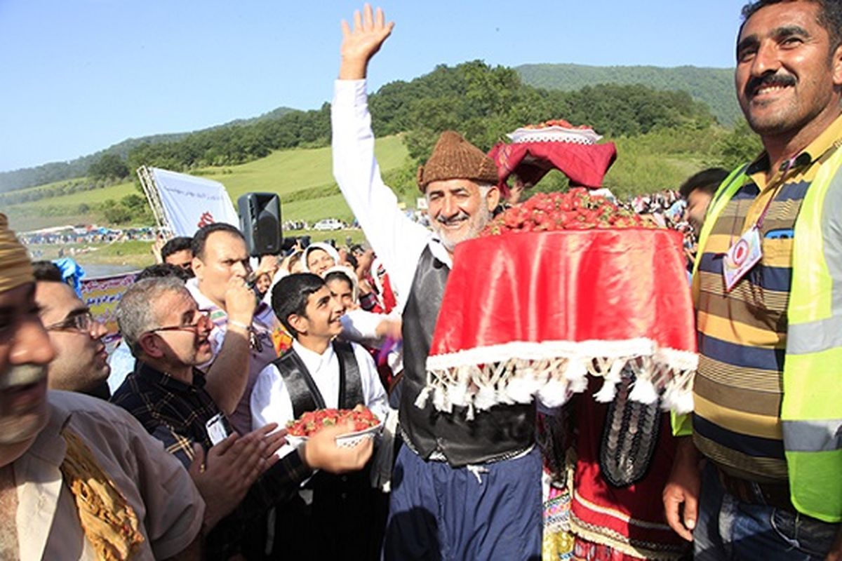 برگزاری جشنواره توت فرنگی روستای «شفیع آباد فندرسک»