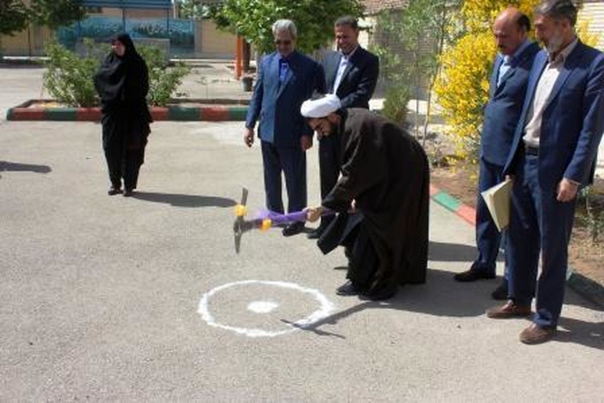 کلنگ احداث نمازخانه خیرساز دبیرستان دخترانه بنت الهدی در منطقه راین به زمین زده شد