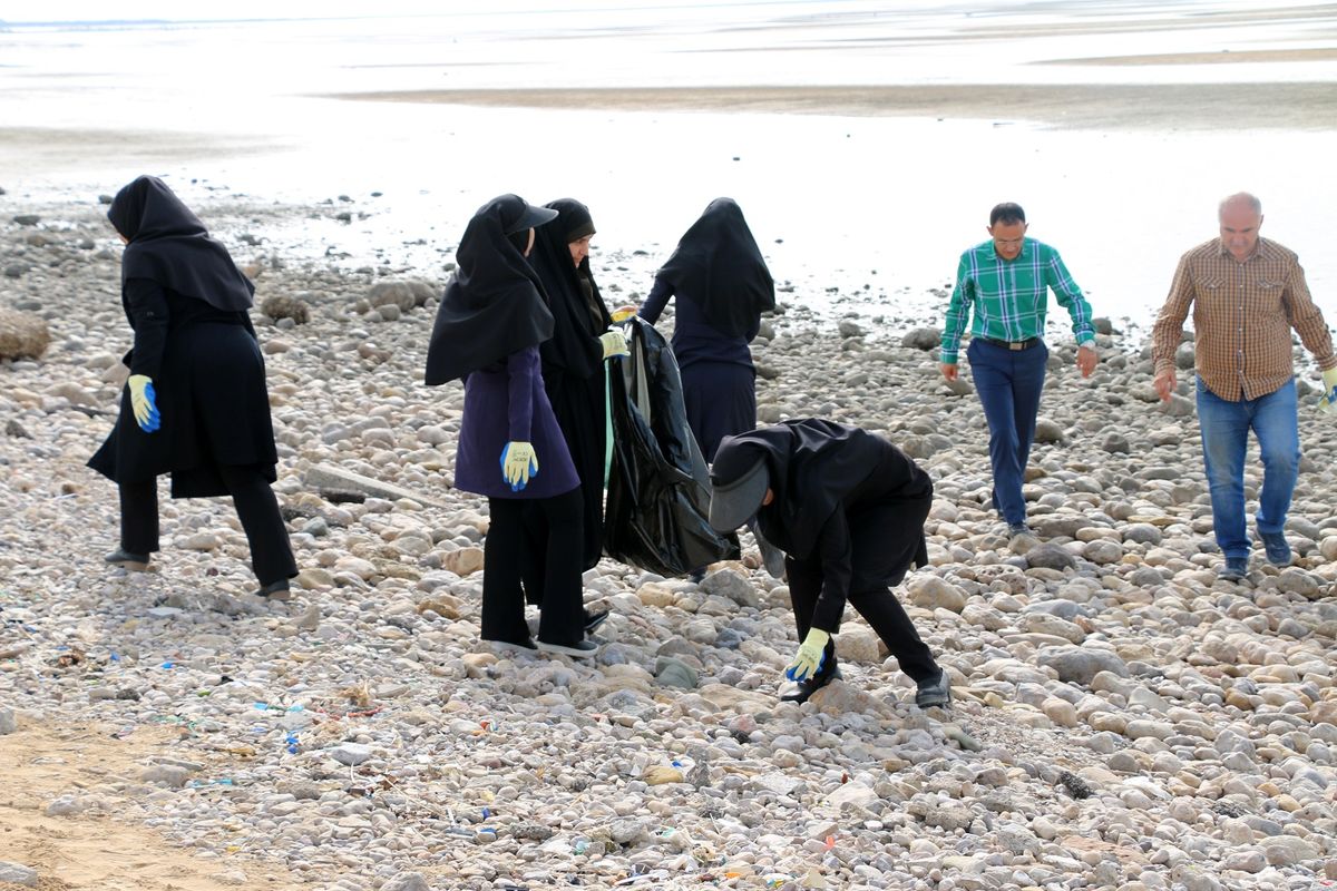 ساحل خلیج فارس به مناسبت روز زمین پاک،  پاکسازی شد