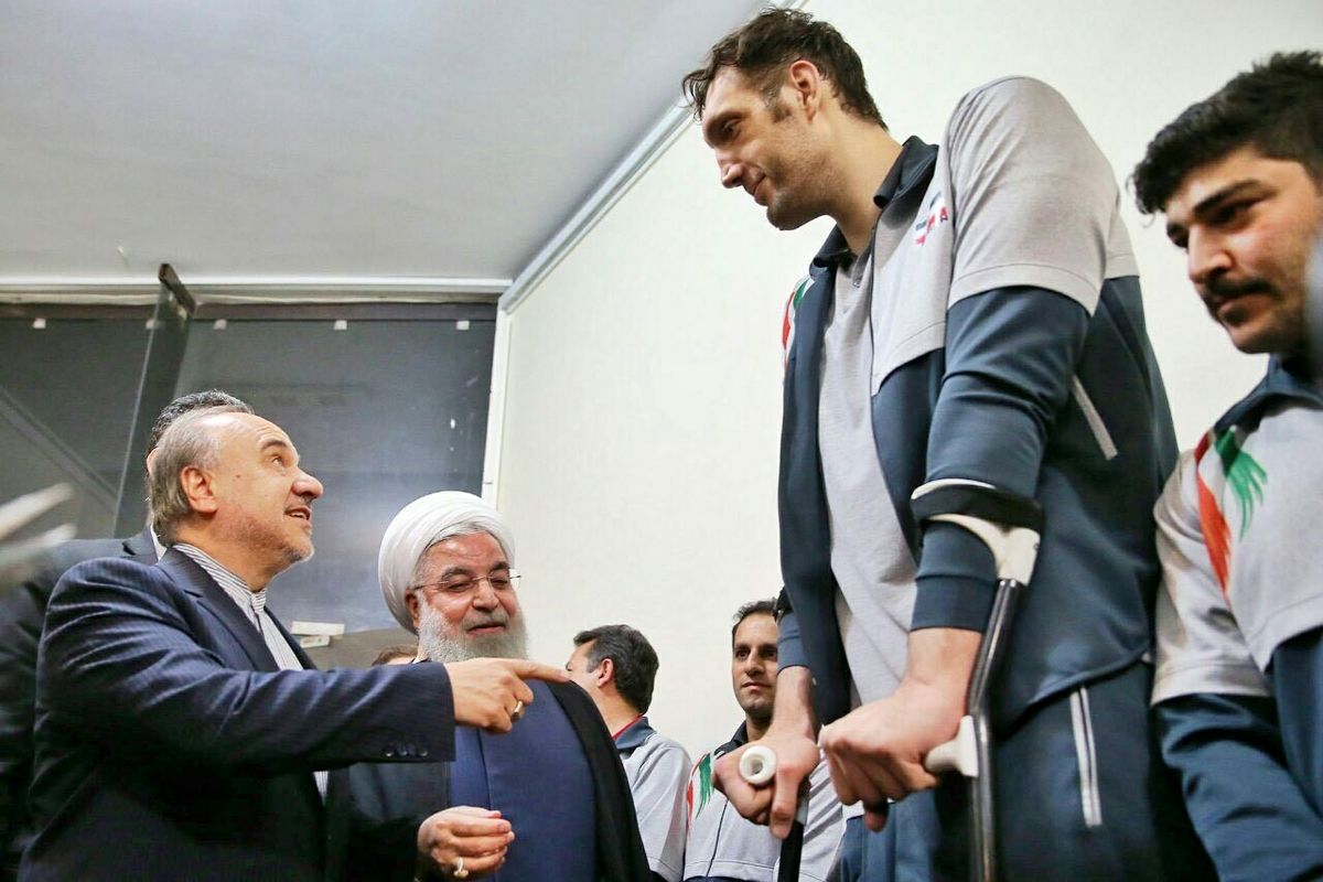 تجلیل رییس جمهور و دکتر سلطانی فر از بلند قدترین والیبالیست معلول