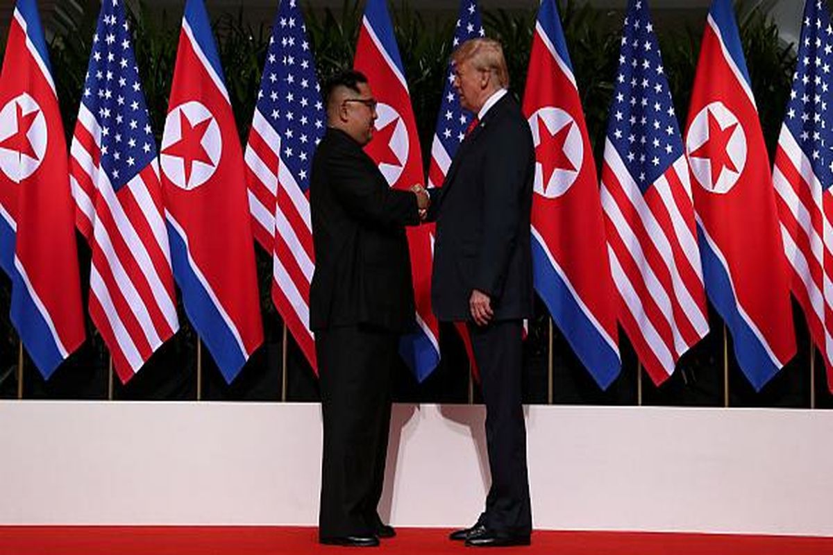 لحظه اولین برخورد «ترامپ» و «کیم جونگ اون»/ ببینید