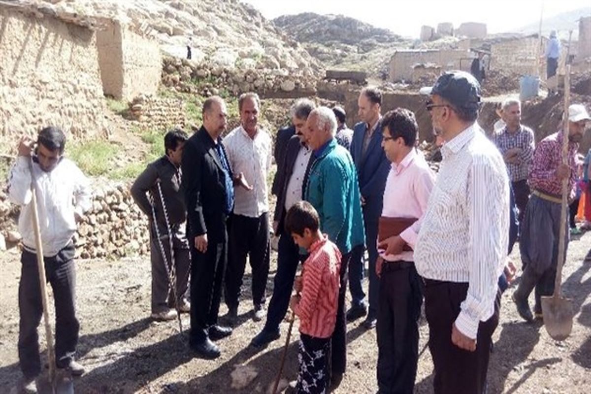 حضور مسئولین شهرستان ابهردر بازدید از روستای آغور جهت رفع مشکلات سیل زدگی، خسارت و اهدای ارزاق ماه رمضان