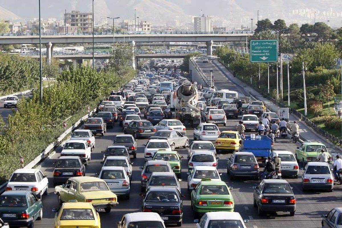 طرح ترافیک جدید همان اولین پنجشنبه معضل ایجاد کرد/ ترافیک تهران تنها با مثلث اجرایی حل می شود/ تهران ۸ برابر ظرفیت معابر خودرو دارد