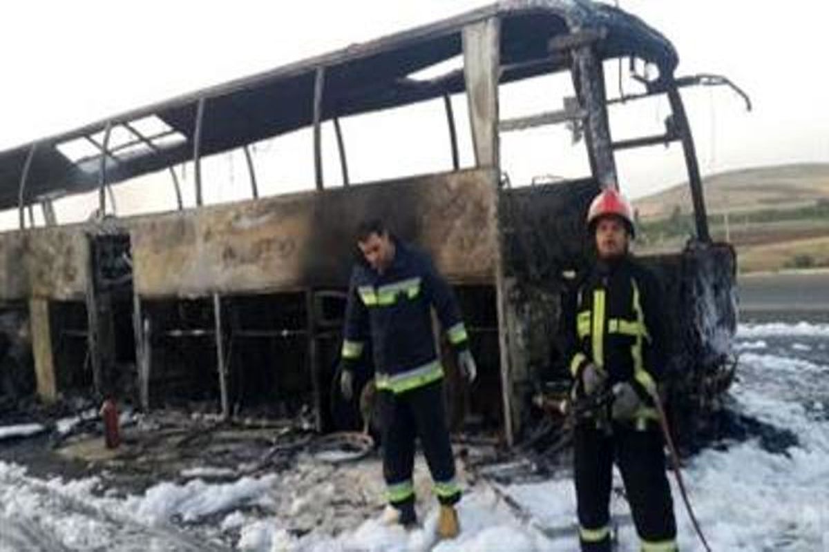 آتش گرفتن اتوبوس مسافربری در نزدیکی سنندج