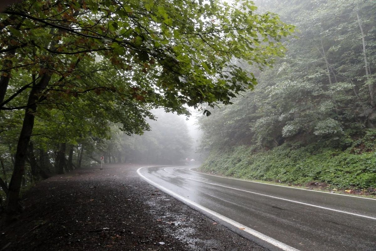 بارش پراکنده باران در محورهای گیلان/ ترافیک نیمه سنگین در محدود کرج