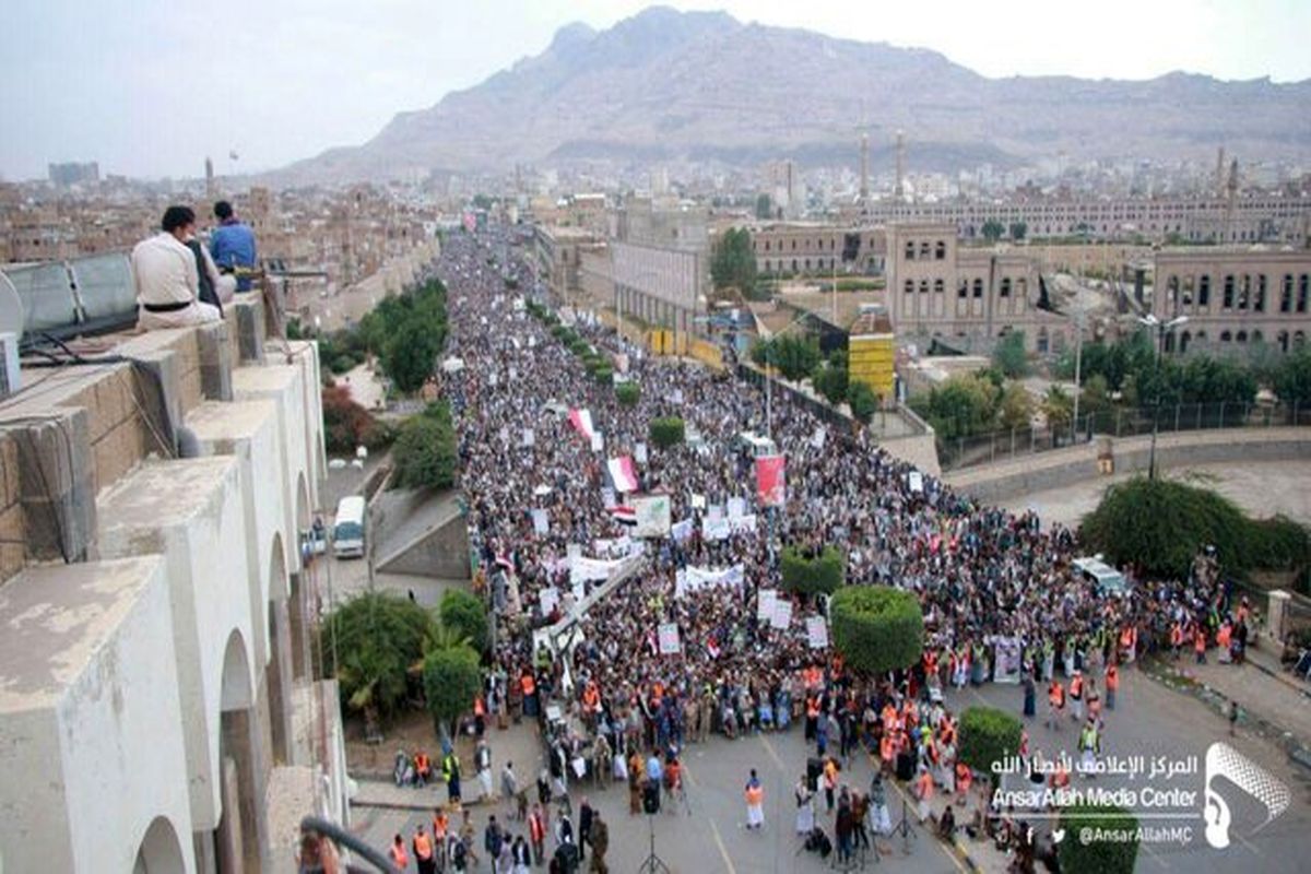 تظاهرات گسترده یمنی‌ها در محکومیت جنایات ائتلاف عربی/انصارالله: پاسخ دشمن را می‌دهیم