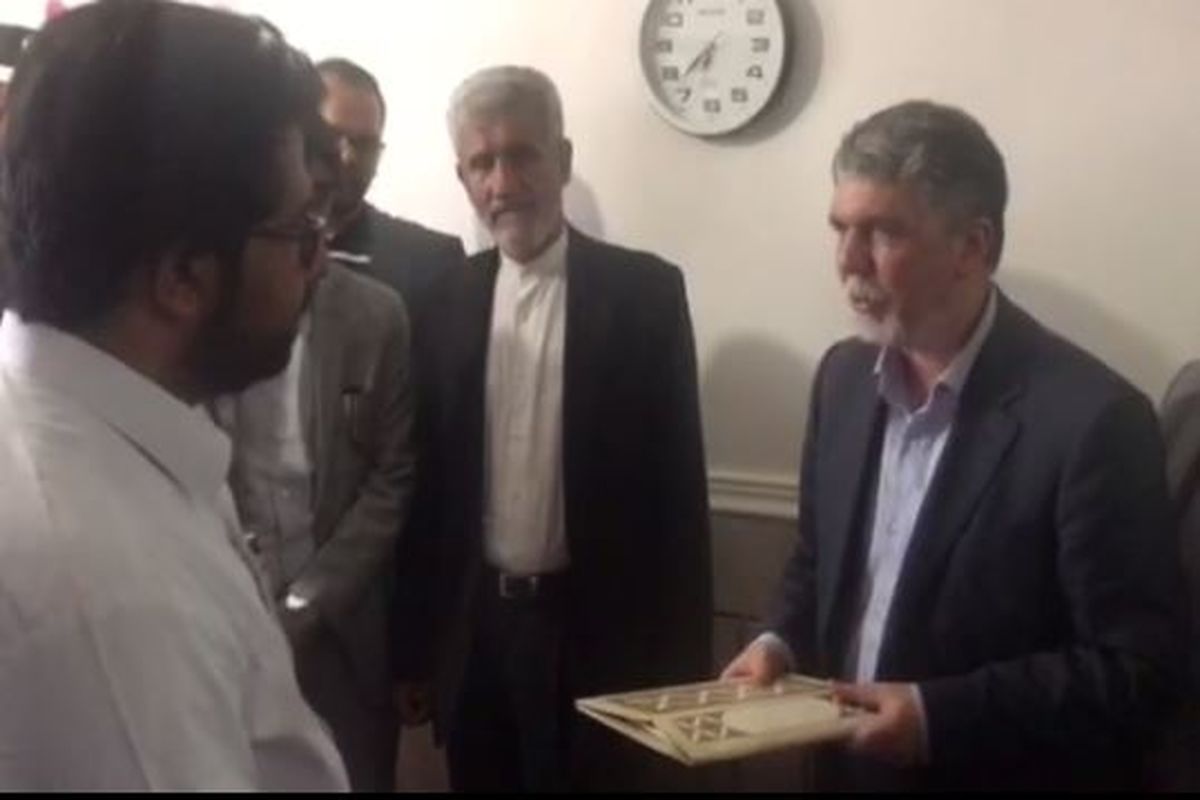 وزیر ارشاد با خانواده دین محمد زنگشاهی دیدار کرد