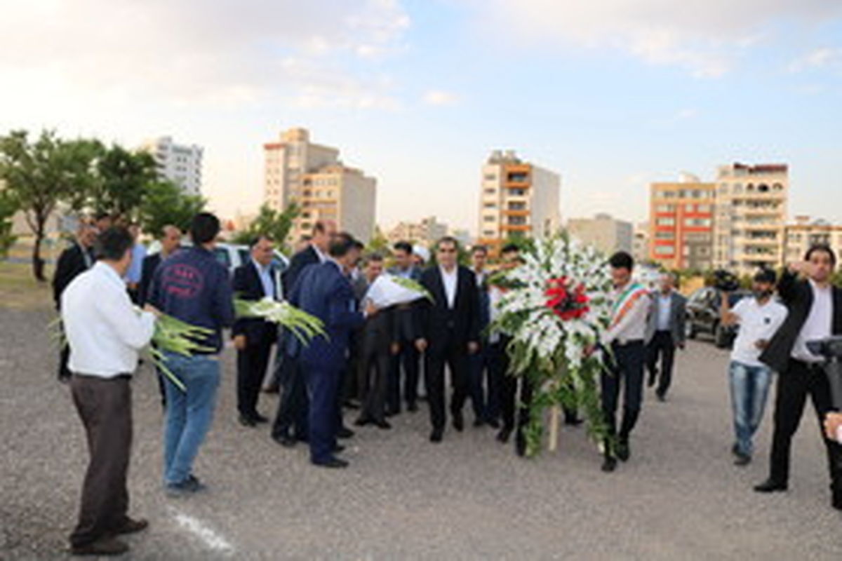 روایت ادای احترام وزیر بهداشت به مقام شامخ شهدا