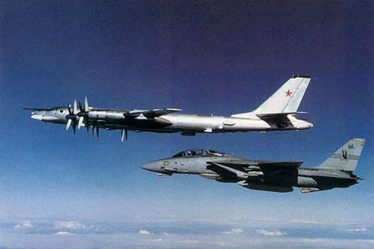 رهگیری دو بمب افکن روسیه توسط جنگنده های آمریکایی/ بمب افکن ها تغییر مسیر دادند