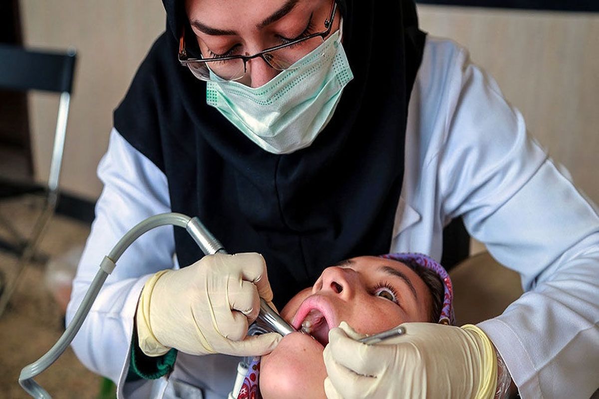 سلامت دندان در مناطق محروم بحرانی تر است/ مسئولان پزشکان را به خدمات دهی به محرومان ترغیب کنند