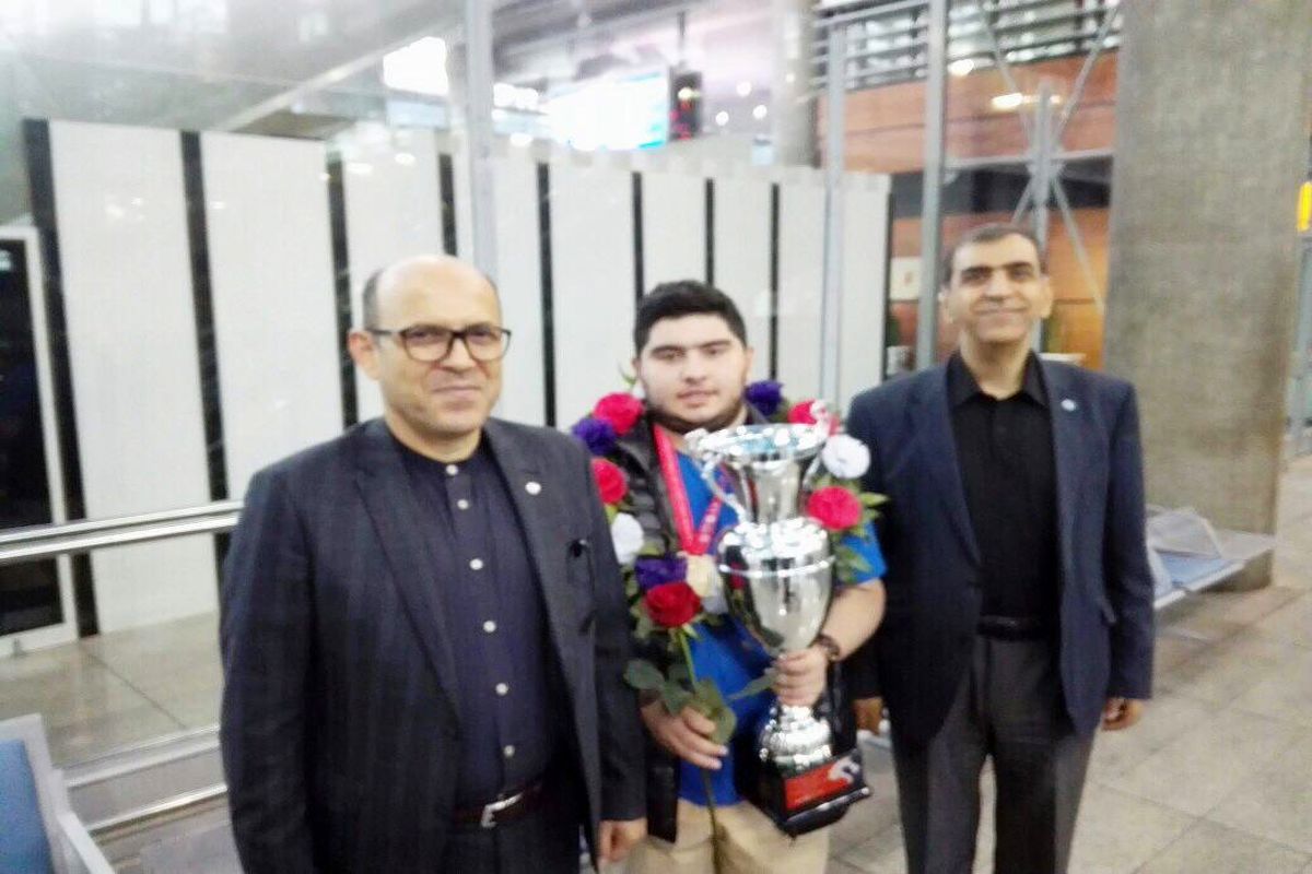 قهرمان شطرنج جهان وارد ایران شد