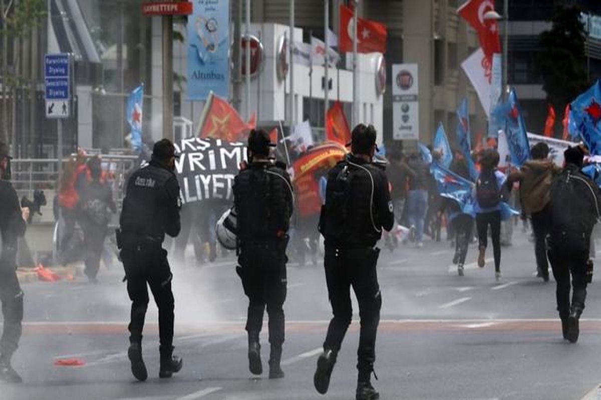 صدها کارگر معترض فرودگاه دستگیر شدند/پلیس به استراحتگاه کارگران حمله کرد
