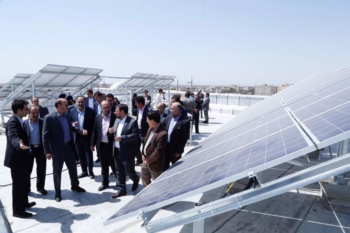 افتتاح اولین نیروگاه خورشیدی پشت بامی در قزوین