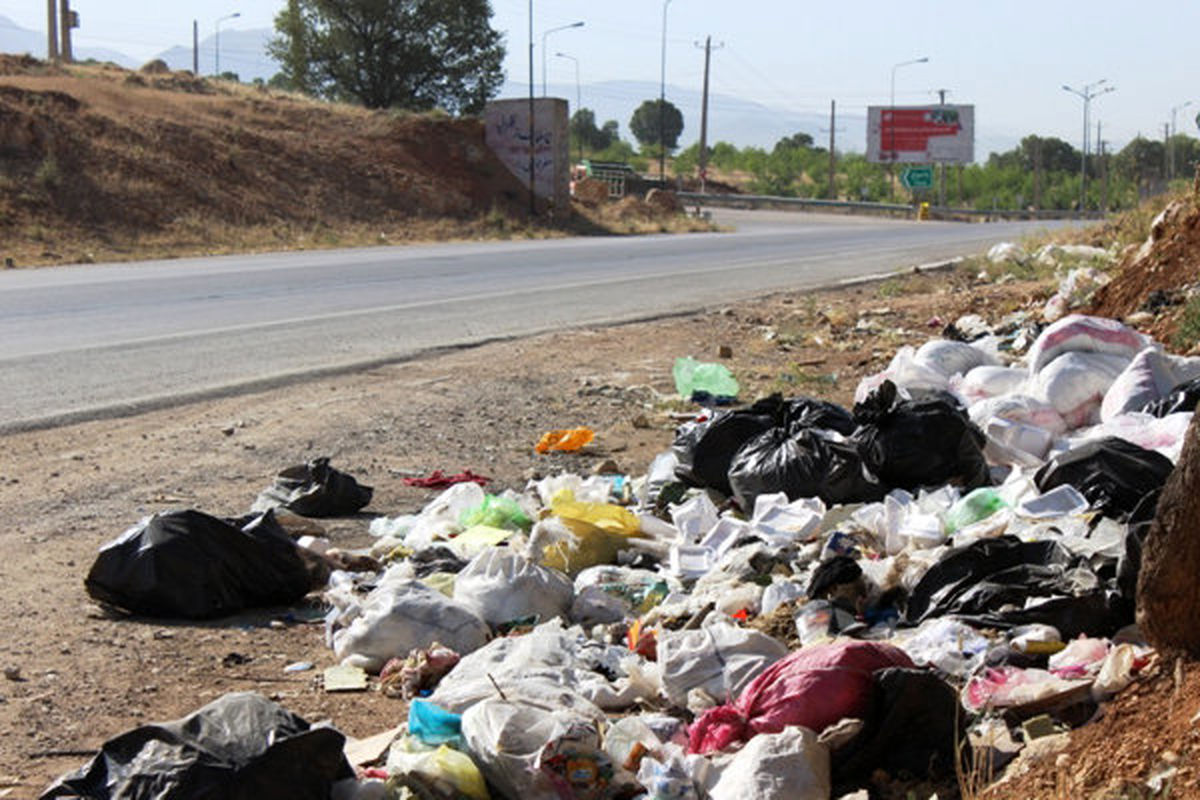 وضعیت حاشیه جاده های کشور تاسف بار است / چرا زباله ساز ها جریمه نمی شوند؟