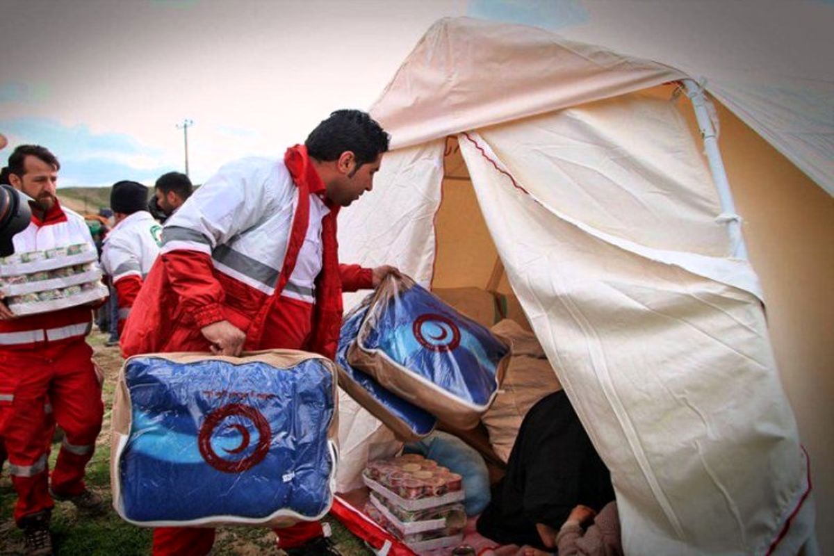 توزیع پتو و موکت بین زائران گرفتار در طوفان مهران