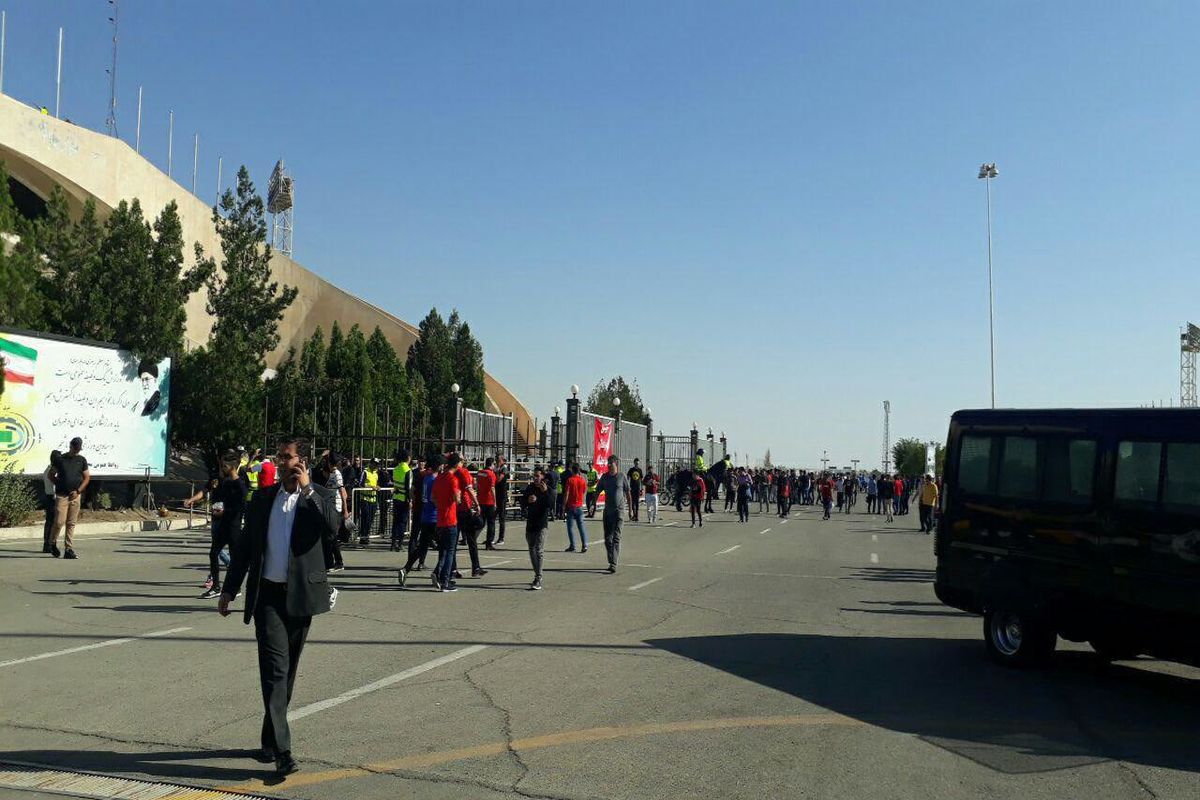 کُری‌خوانی سرخابی‌ها قبل از شروع بازی/ ۲۰ هزار هوادار به ورزشگاه آمدند