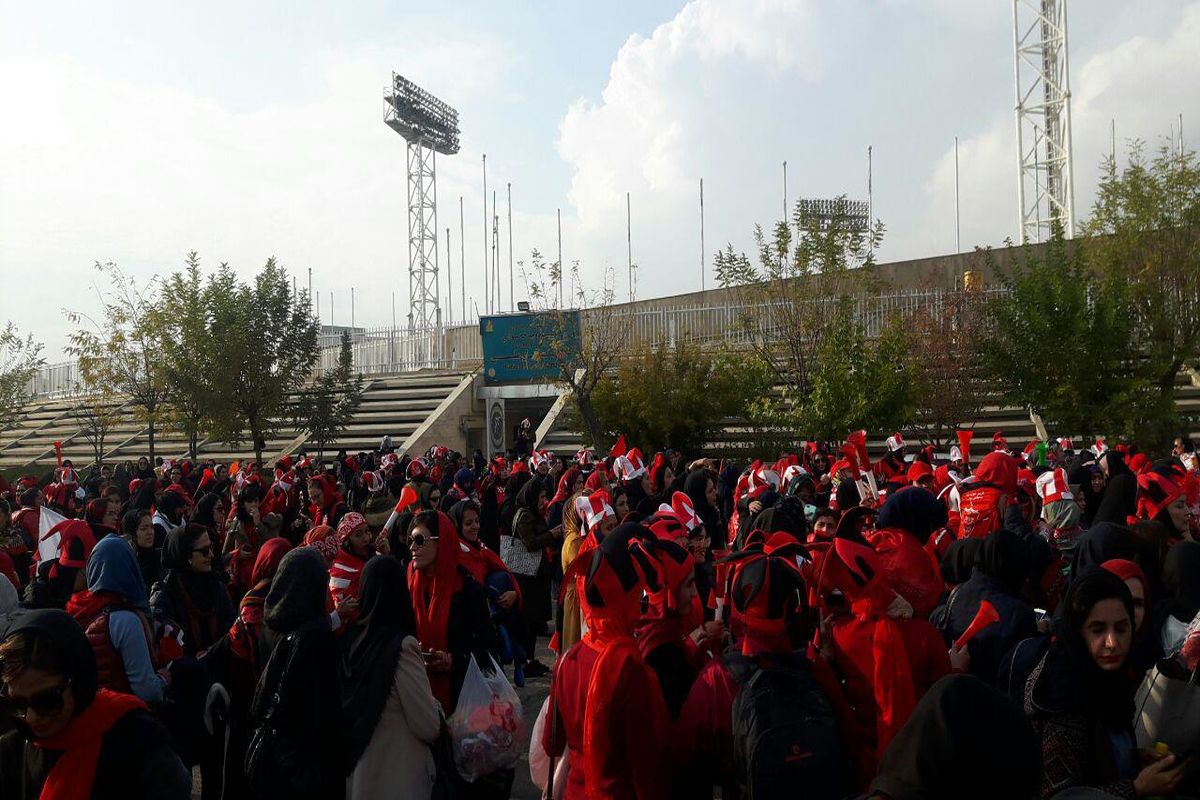 حضور پرشور بانوان سرخ‌پوش در استادیوم آزادی/ ببینید