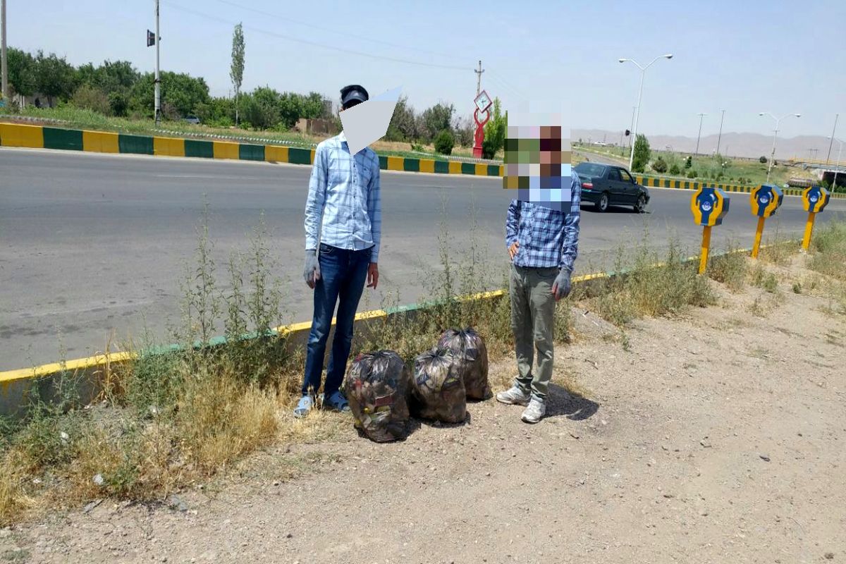 جمع آوری زباله های پلاستیکی حوالی خودروهای سنگین و جنوبی جاده ترانزیت ابهر - تاکستان