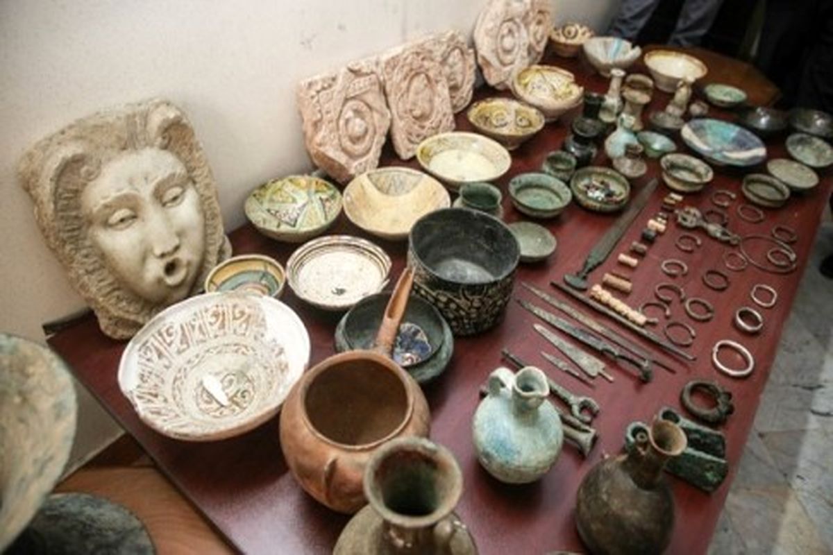 کشف ۱۳۷ قلم شیء تاریخی از دوران پهلوی در سیستان وبلوچستان/ ۲ سارق میراث فرهنگی در هامون دستگیرشدند