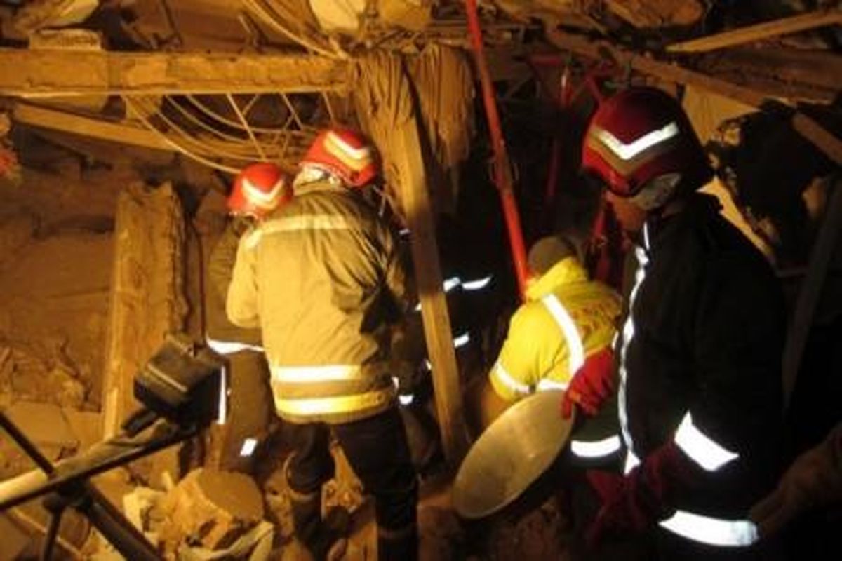 ریزش ساختمان قدیمی در بازار تهران/ احتمال وجود ۴ کارگر در زیر آوار