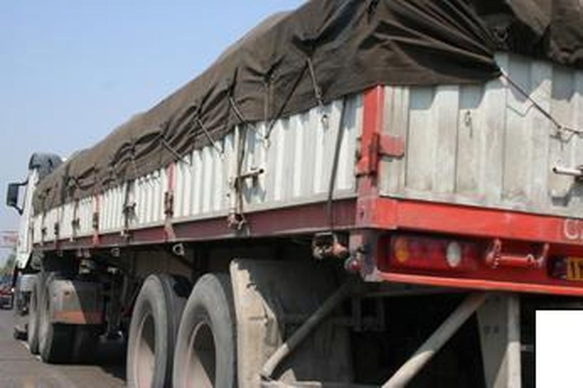 توقیف ۲ کامیون با ۱۰ میلیارد کالای قاچاق در فارس