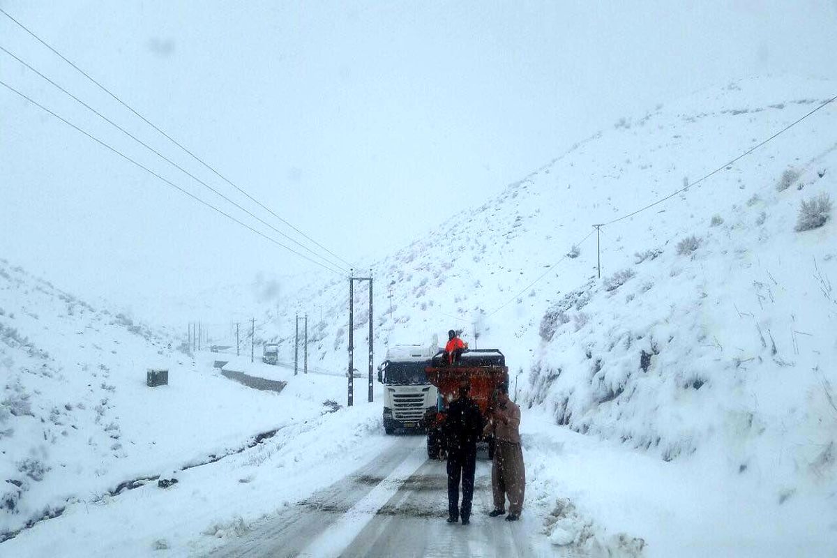 برف، دید را محورهای مواصلاتی آذربایجان‌غربی کاهش داده است