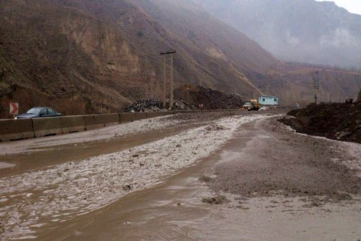 جاده های فراهان و اراک به سمت تهران دچار آبگرفتگی شد / محور، خنداب __ ملایر مسدود شده است