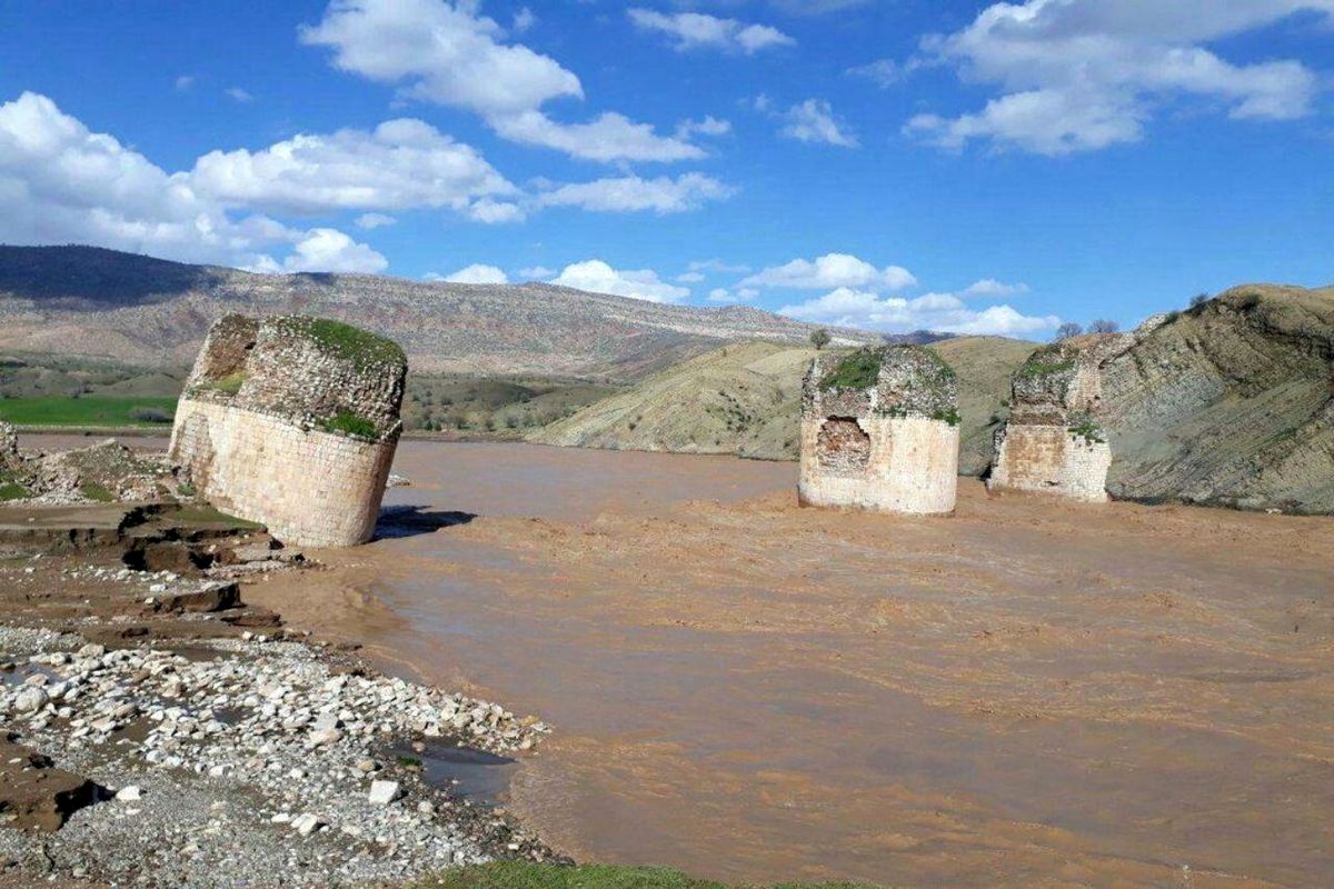 یکی دیگر از پایه های پل تاریخی کشکان در آستانه واژگونی