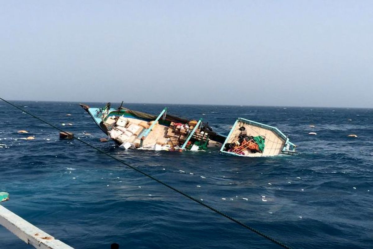 نجات ۱۶ سرنشین کشتی سانحه دیده در خلیج فارس