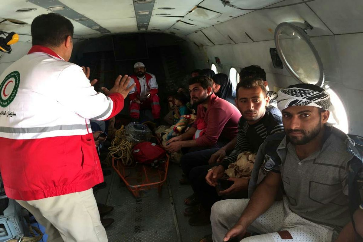 انتقال ۲۶۰۰ سیل زده به مناطق امن توسط بالگردها و قایق های هلال احمر خوزستان