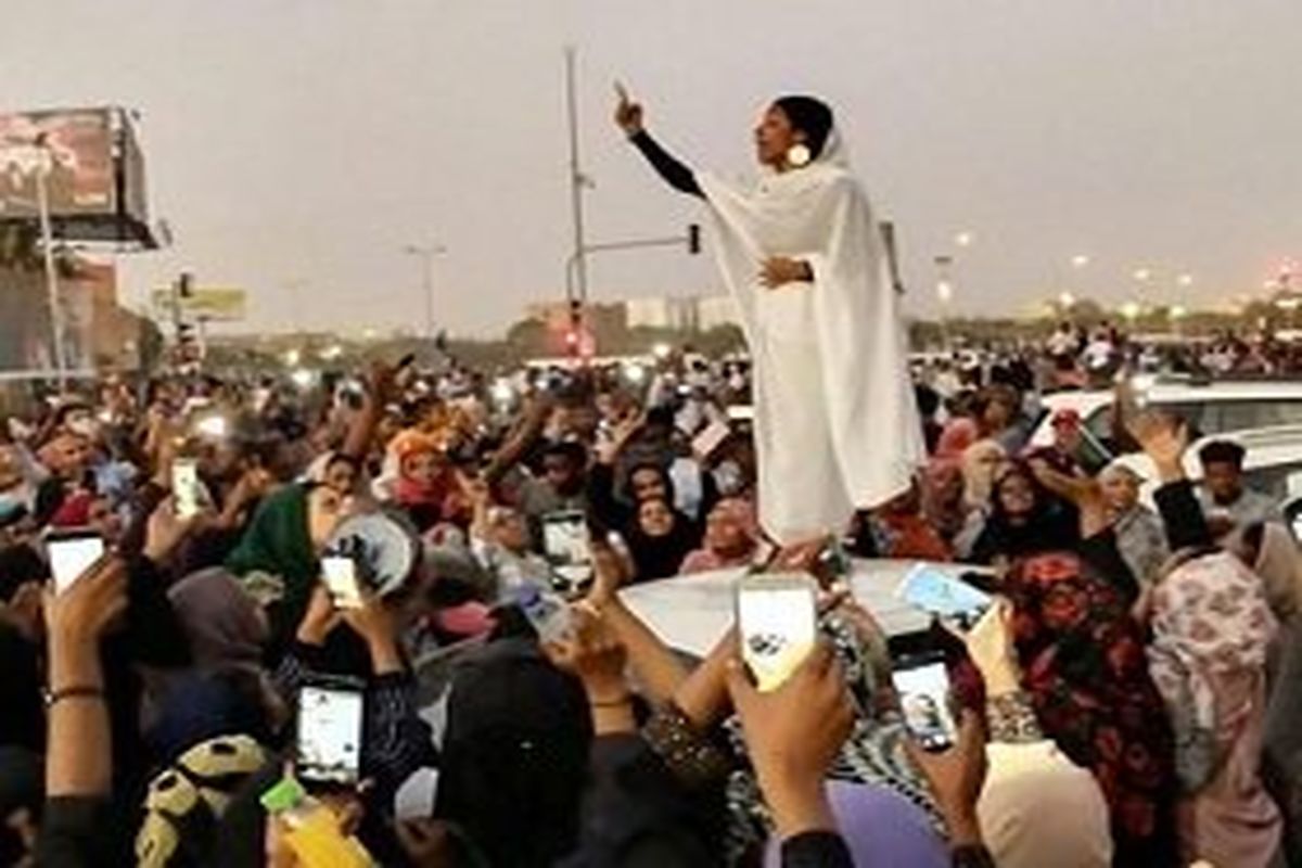 زنی که نماد اعتراضات سودان شد