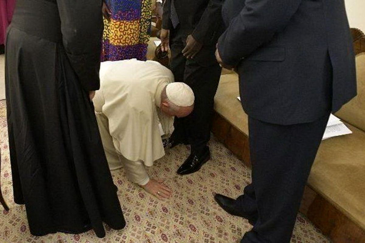 پاپ فرانسیس پای رئیس جمهوری سودان را بوسید!