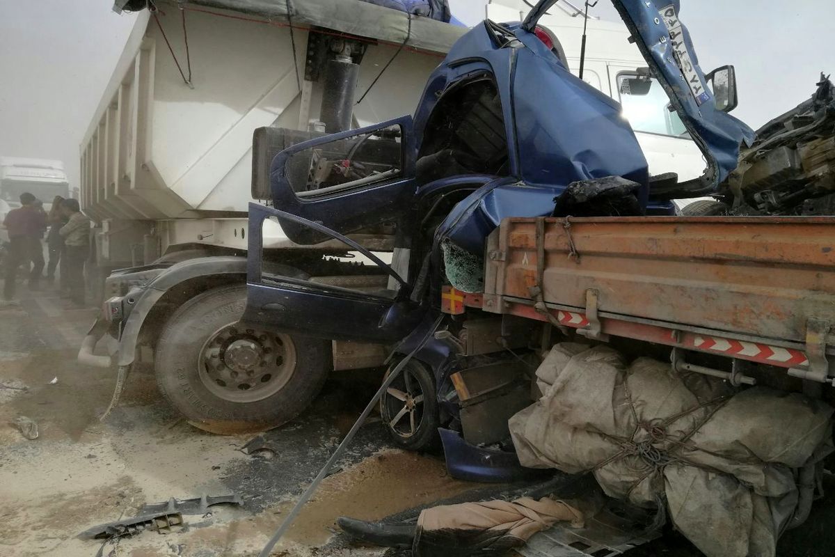 طوفان شن، ۹ کشته و زخمی در تصادف زنجیره‌ای در محور «بردسیر - سیرجان» برجای گذاشت