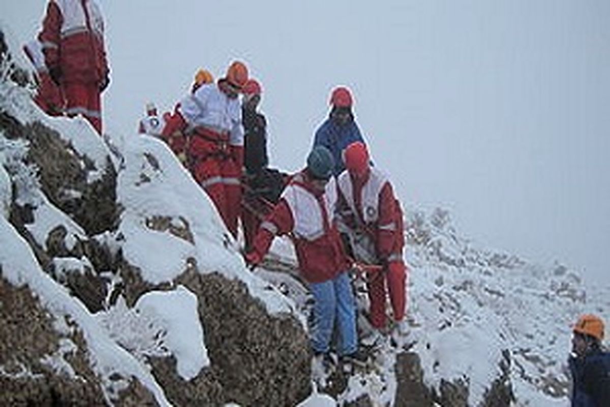 نجات جان یک کولبر در ارتفاعات هورامان/ دو امدادگر هلال احمر مصدوم شدند