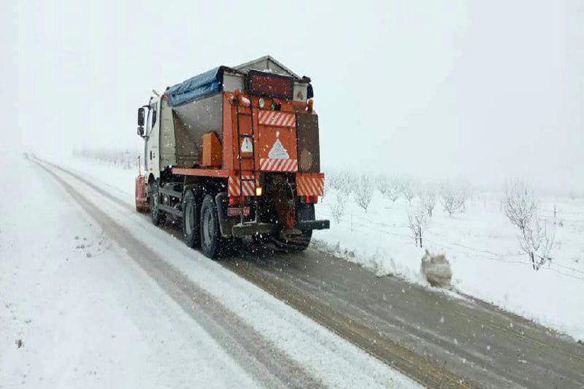 جلوگیری از انسداد و قطع ترددهای جاده ای با برف روبی ۳۳۰ کیلومتری محورهای ارتباطی آذربایجان غربی