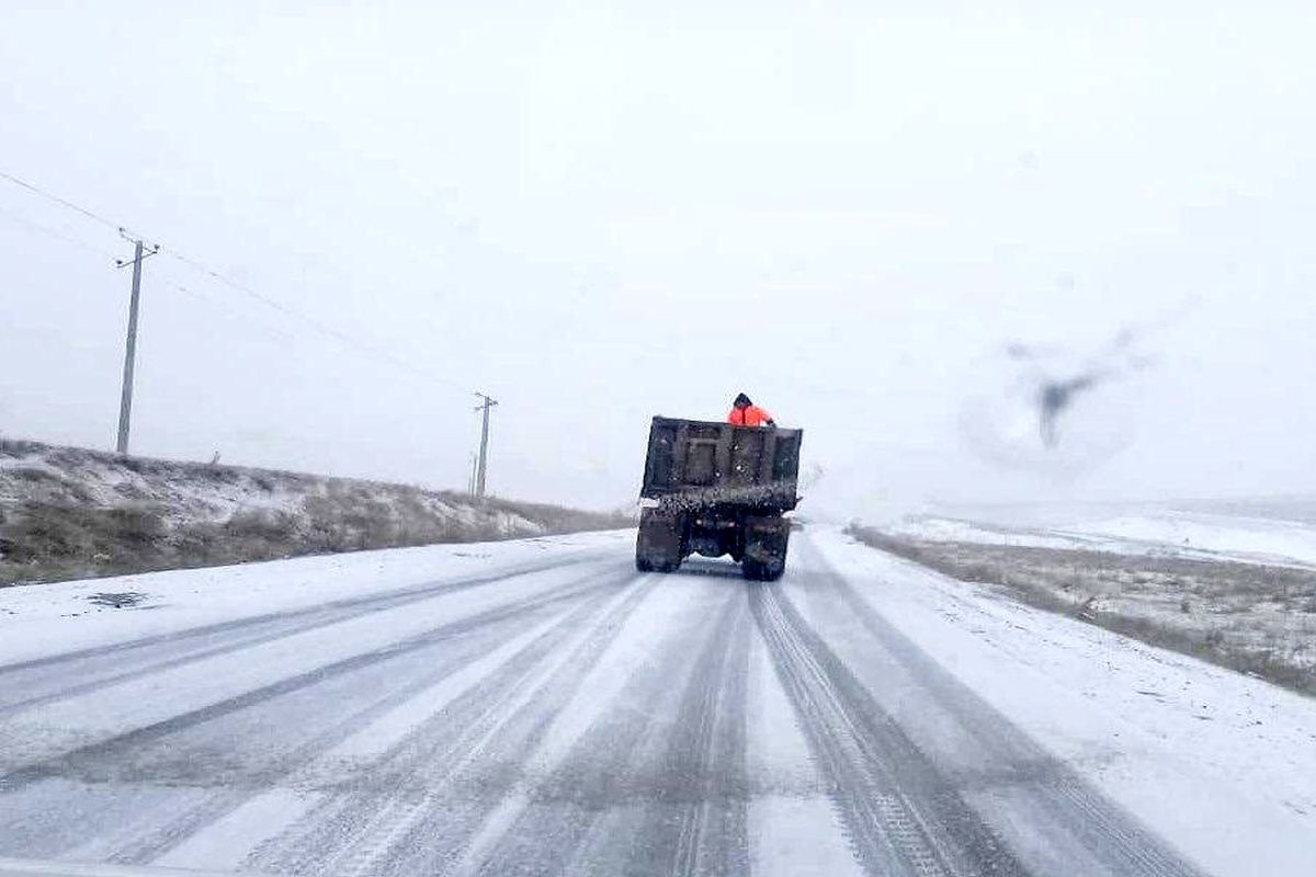 بارش برف در جاده های جنوب استان آذربایجان غربی