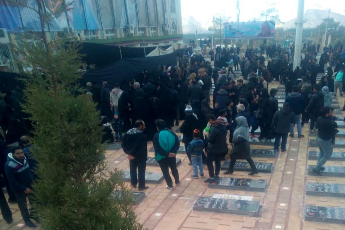 قلب ایران در انتظار پیکر سردار دل‌ها / منتظران سردار در گلزار شهداء کرمان + فیلم