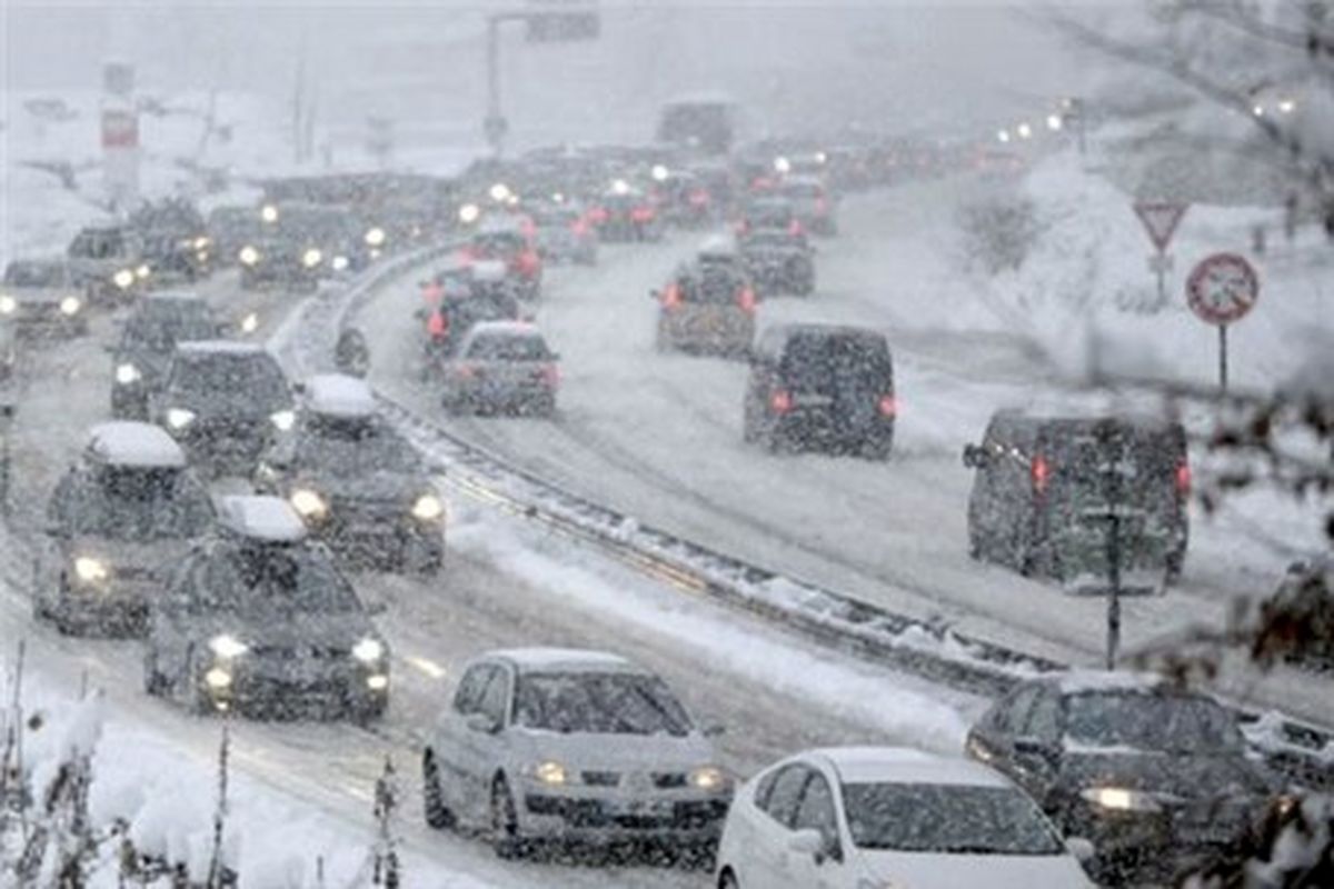 وضعیت روان ترافیکی در روز برفی منطقه ۵/عملیات یخ زدایی امشب می شود