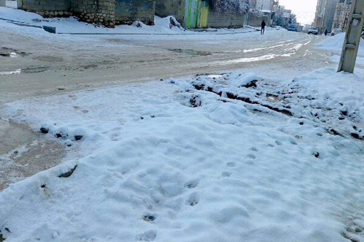 یخ زدگی شدید برخی خیابان‌های یاسوج / شهروندان با دقت تردد کنند
