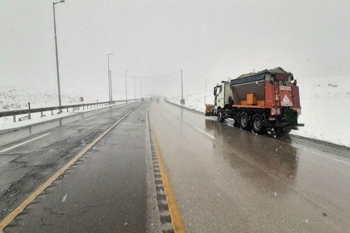 علی‌رغم بارش برف، تمام راه‌ها و جاده‌های منتهی به اورمیه باز و تردد در آنها روان است