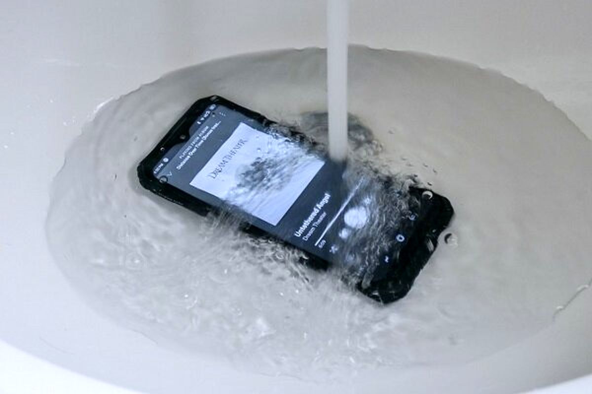 گوشی تلفن همراهی که زیر آب کار می کند