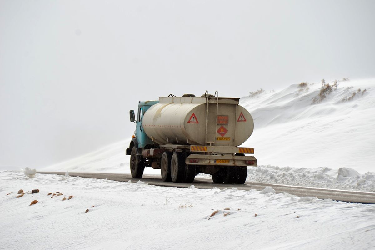 سوخت رسانی بی وقفه در زیر بارش برف و یخبندان در آذربایجان غربی