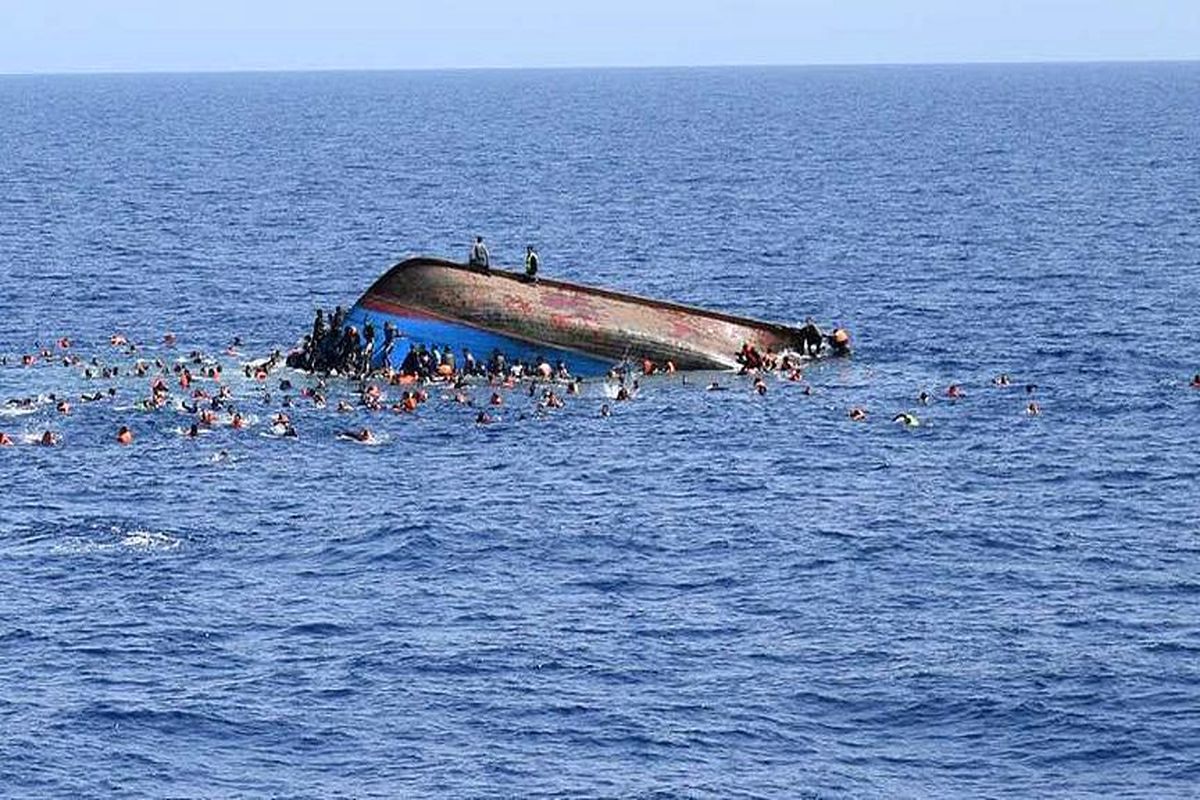 غرق شدن قایق مسافربری یکصد نفر کشته برجای گذاشت