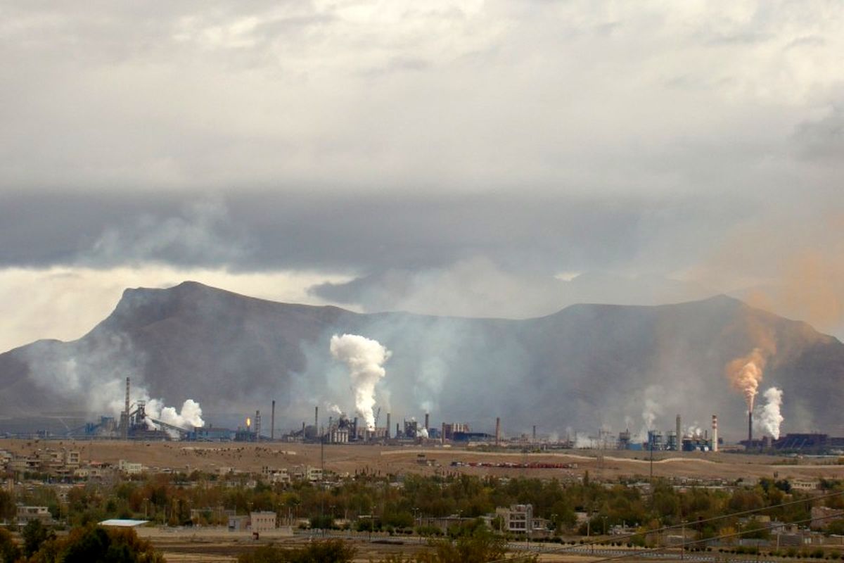 تخلف دو واحد صنعتی بزرگ اصفهان با سوخت مازوت / ورود دادستانی در برخورد با متخلفان آلودگی هوا
