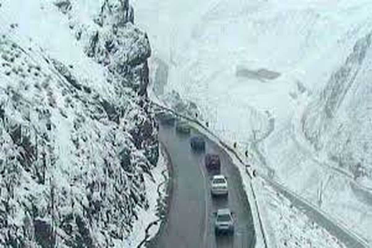 خودروهای گرفتار در برف محور کرج - چالوس نجات یافتند