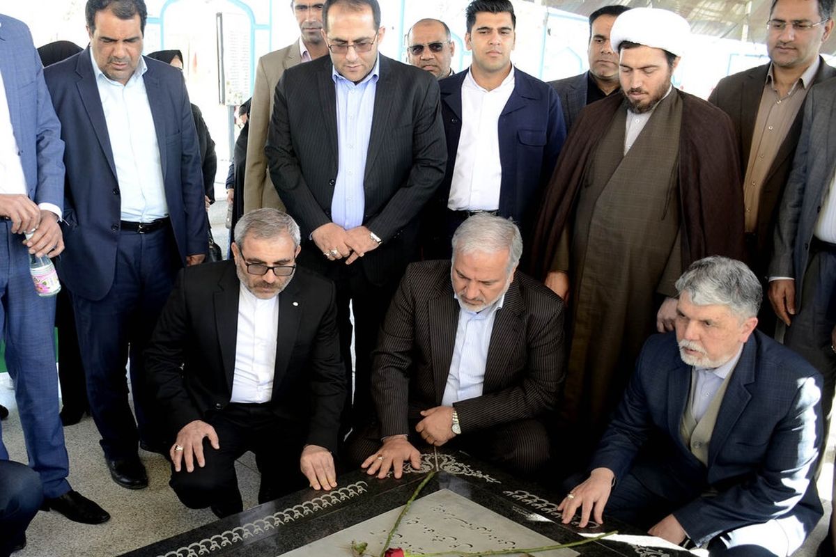 وزیر فرهنگ و ارشاد اسلامی به مقام شامخ شهدای زاهدان ادای احترام کرد