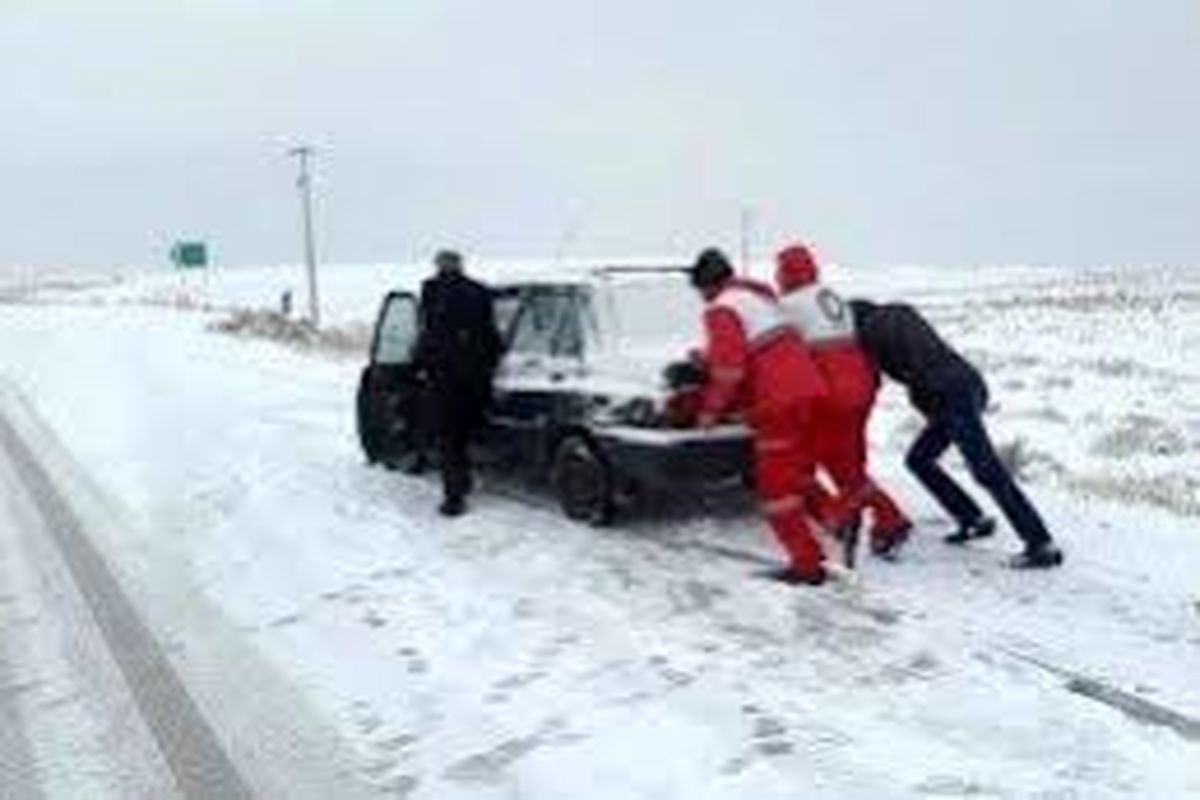 مسافران گرفتار در برف دوروان کرج نجات یافتند